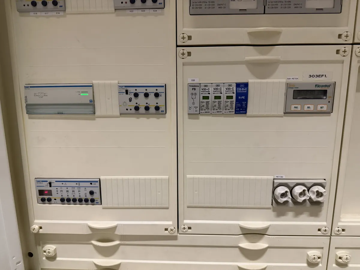 Priva Compri HX Building Automation Controller with Expansion Modules and Control Cabinet HKL1