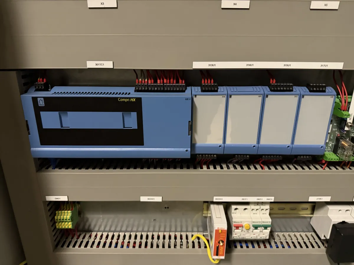 Priva Compri HX Building Automation Controller with Expansion Modules and Control Cabinet HKL1