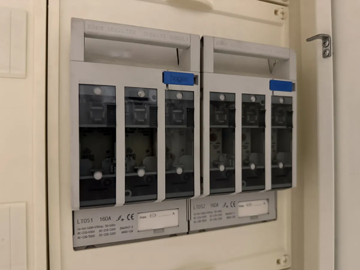 Priva Compri HX Building Automation Controller with Expansion Modules and Control Cabinet HKL1