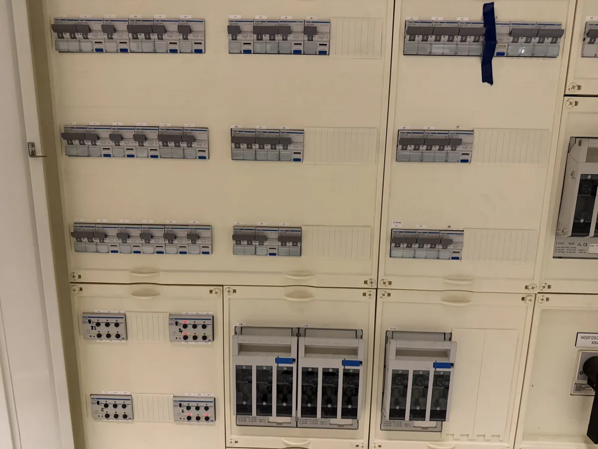 Priva Compri HX Building Automation Controller with Expansion Modules and Control Cabinet HKL1