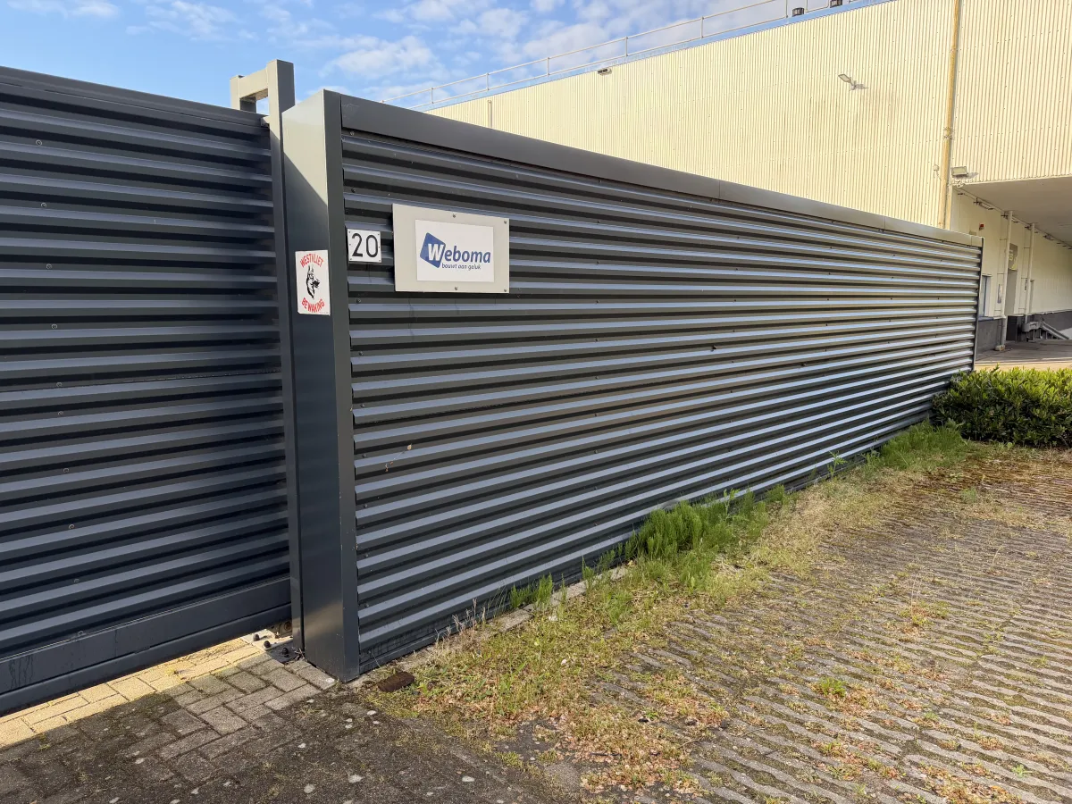 Double sliding gate with fences (Total 84 meters)