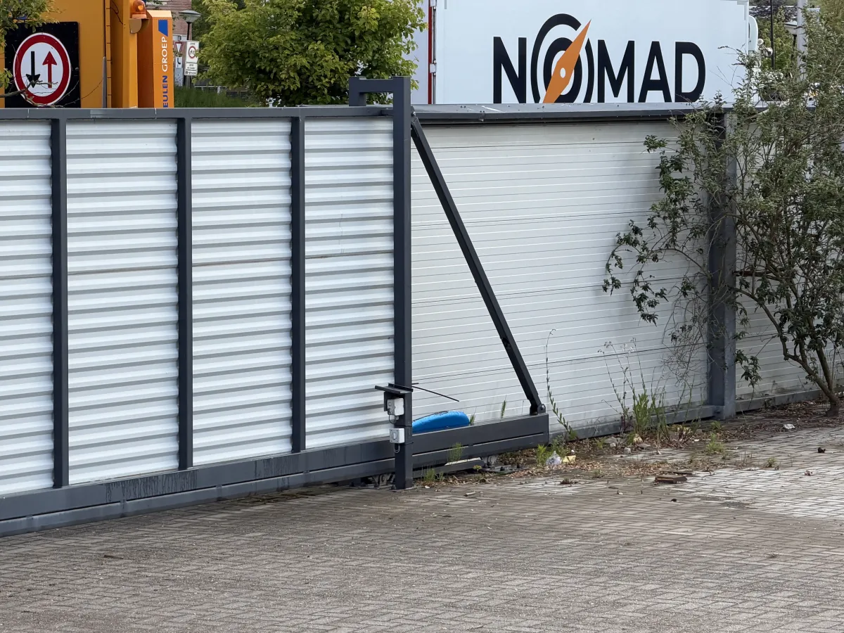 Double sliding gate with fences (Total 84 meters)