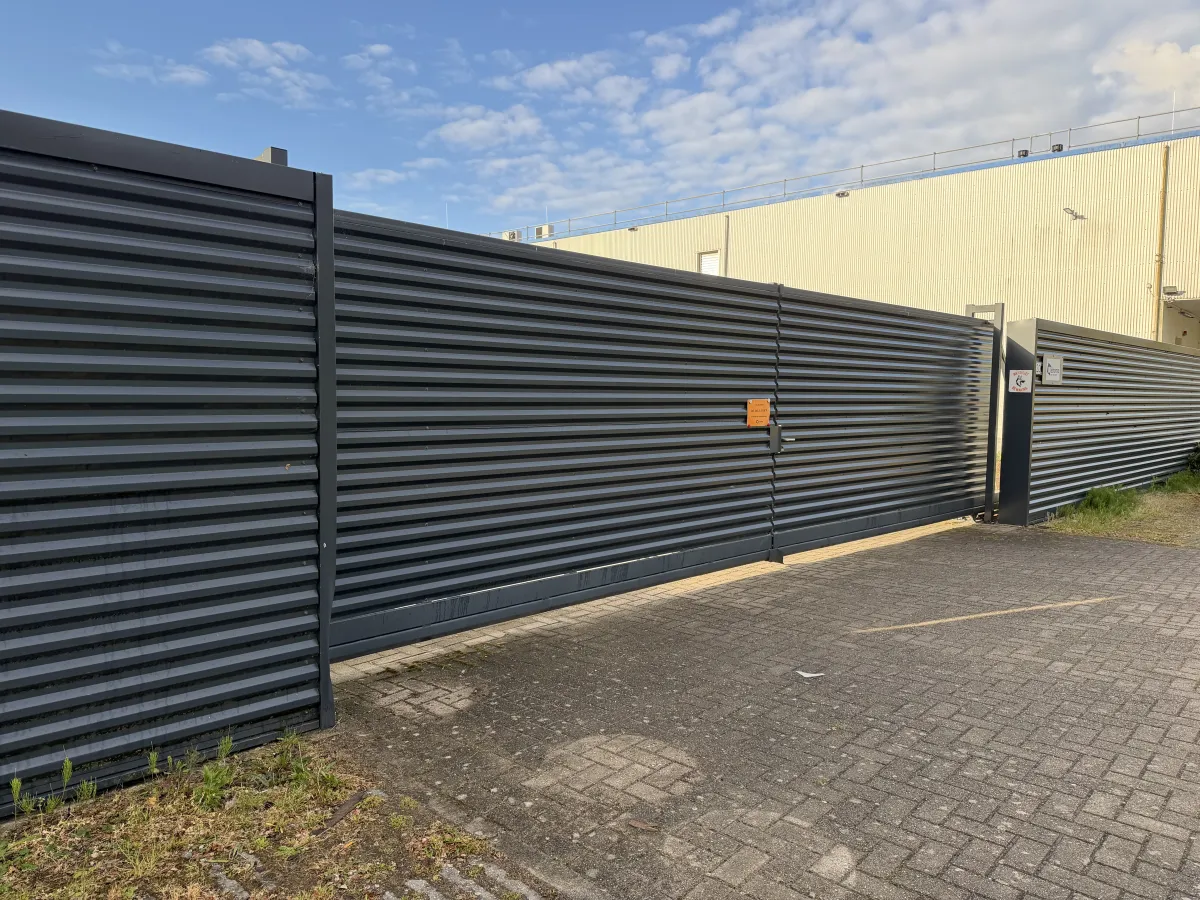 Double sliding gate with fences (Total 84 meters)