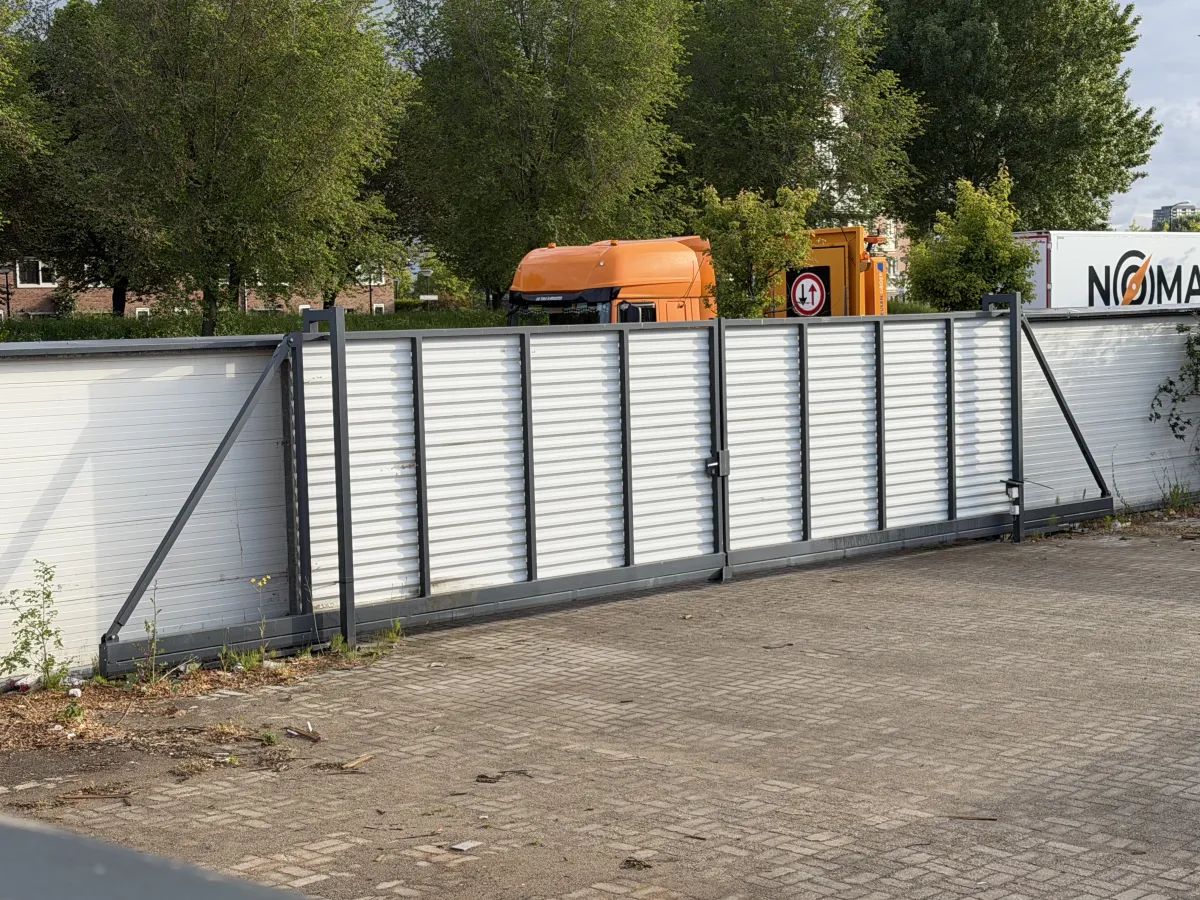 Double sliding gate with fences (Total 84 meters)