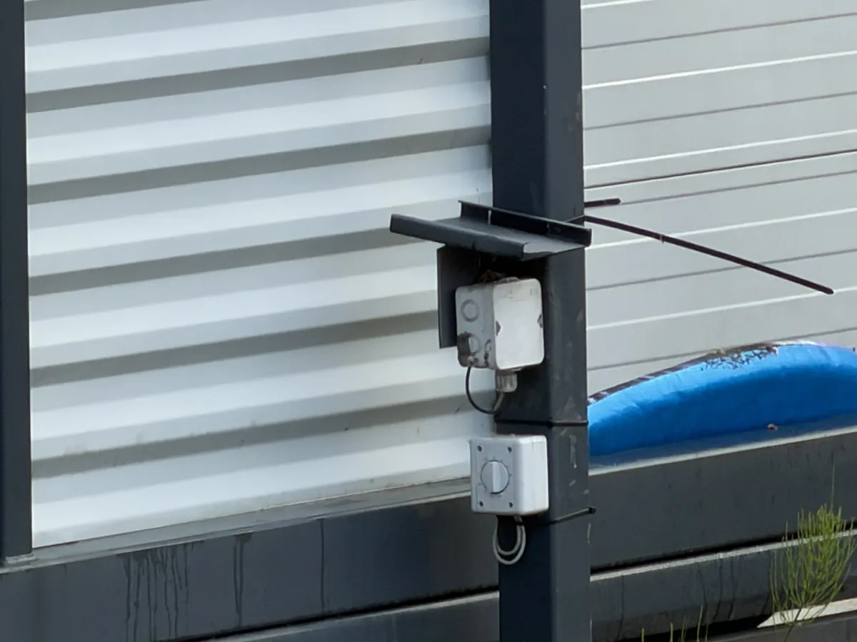 Double sliding gate with fences (Total 84 meters)
