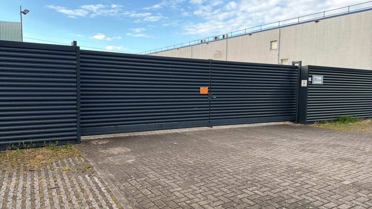 Double sliding gate with fences (Total 84 meters)