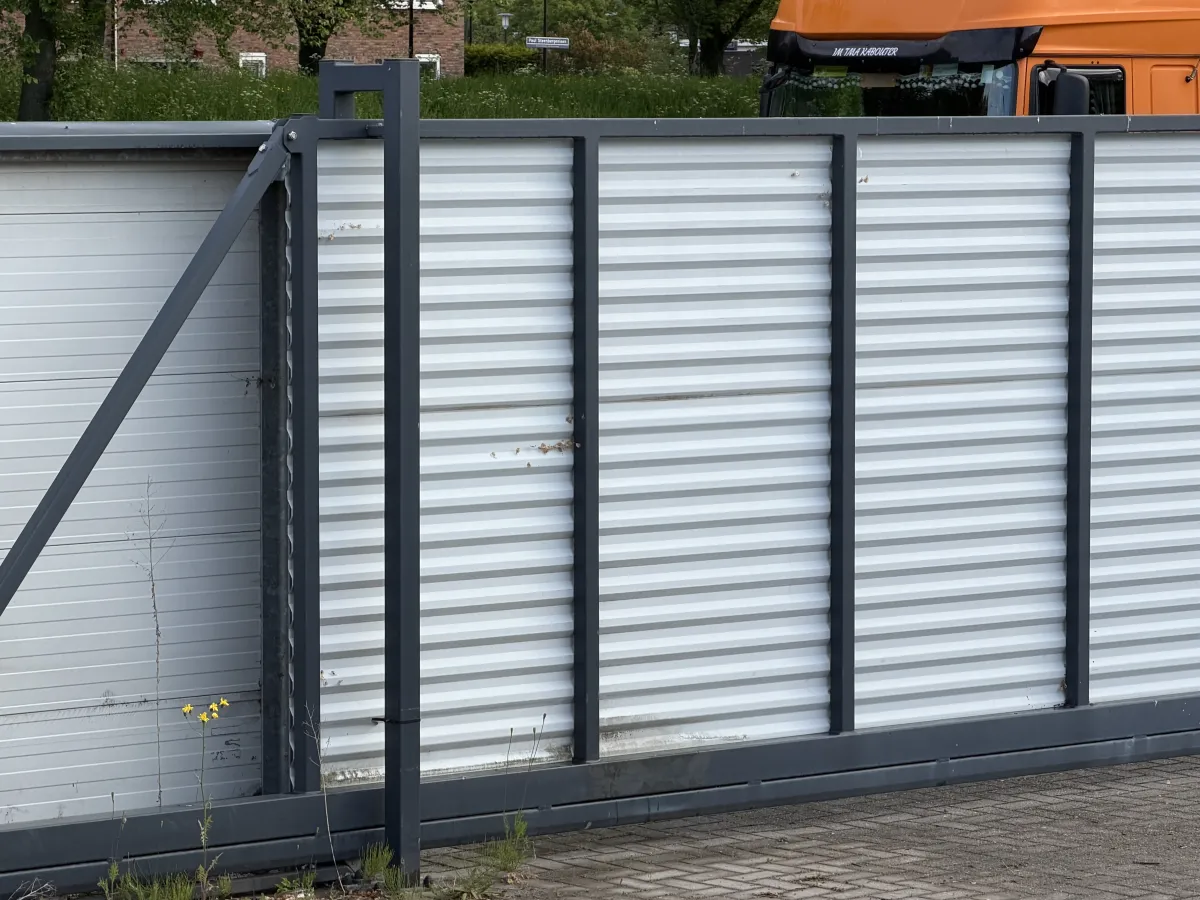 Double sliding gate with fences (Total 84 meters)