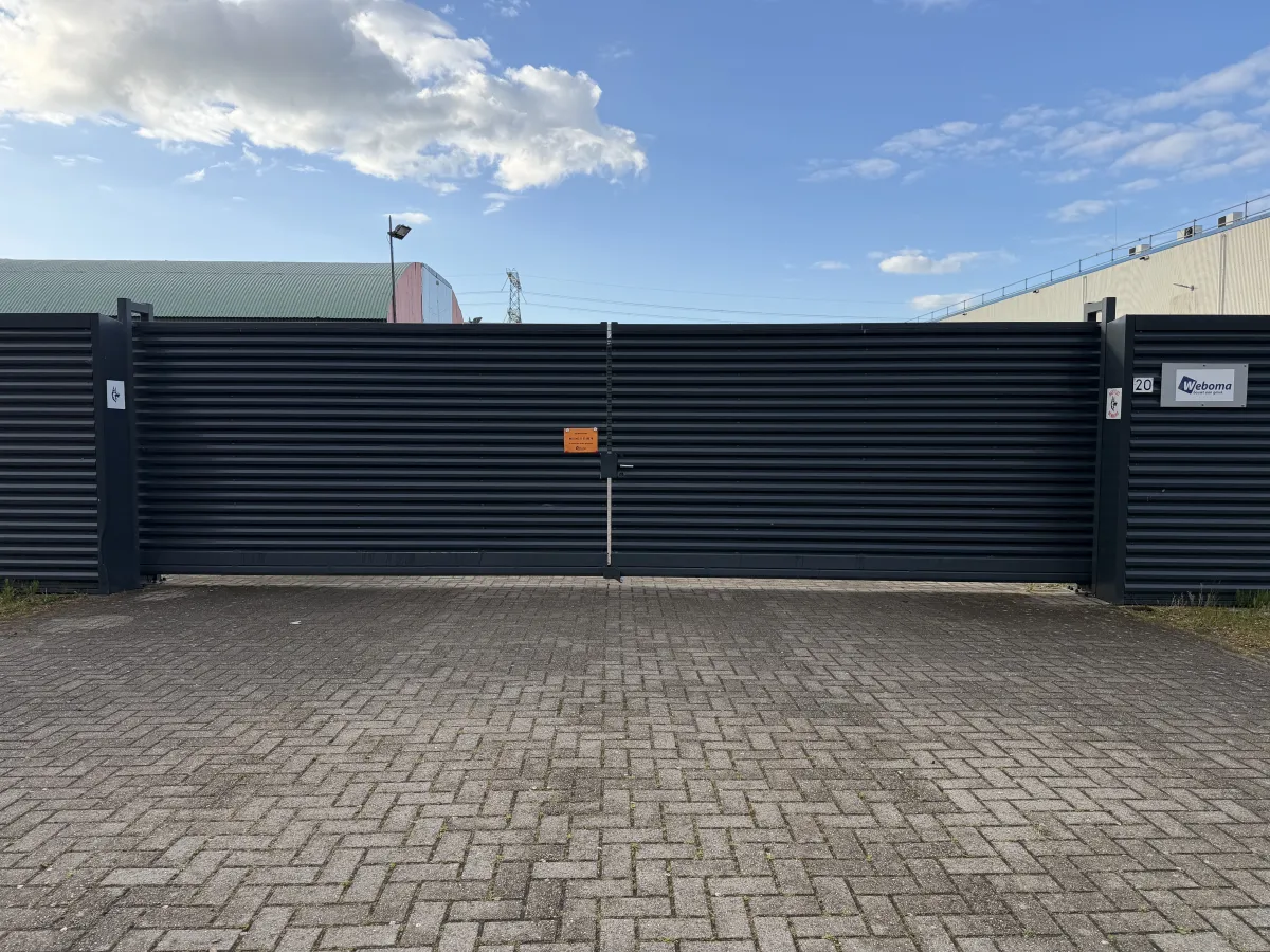 Double sliding gate with fences (Total 84 meters)
