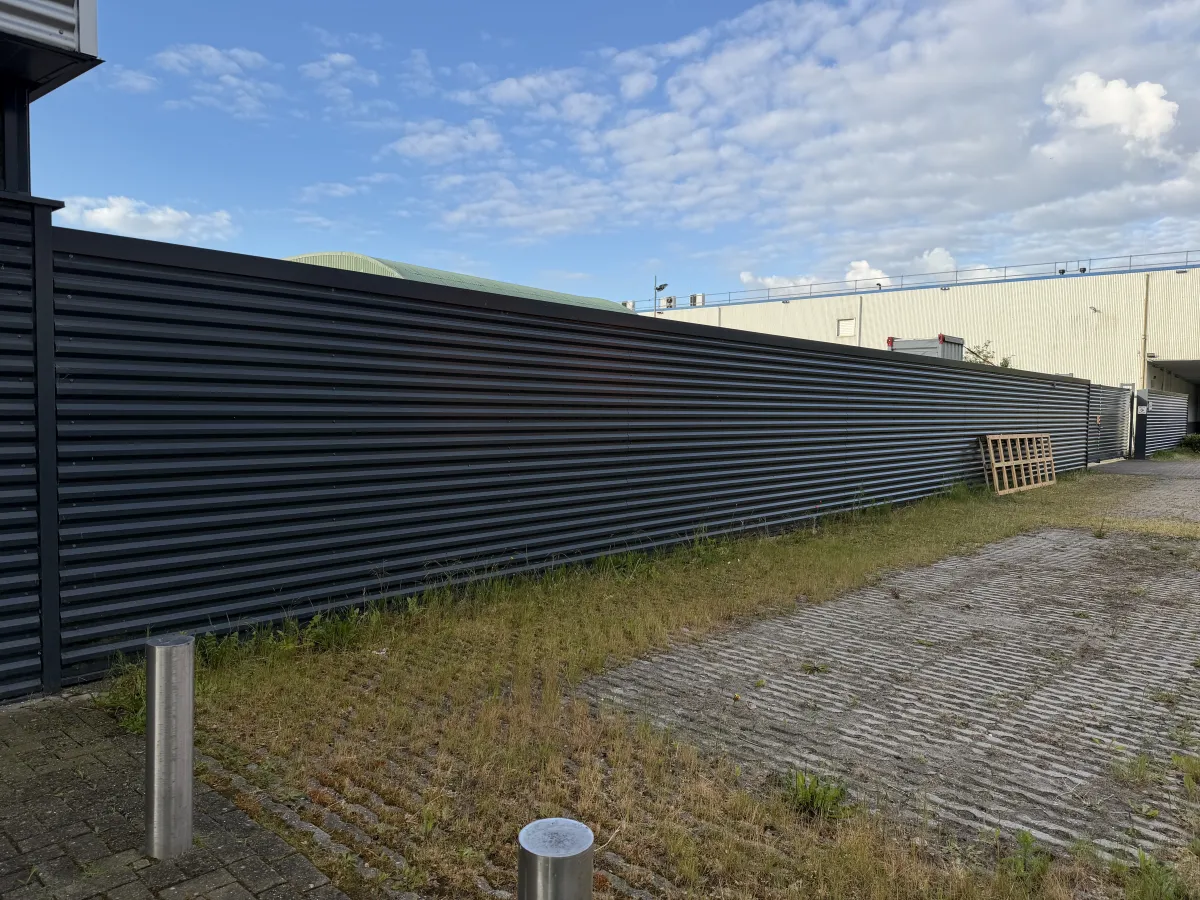 Double sliding gate with fences (Total 84 meters)