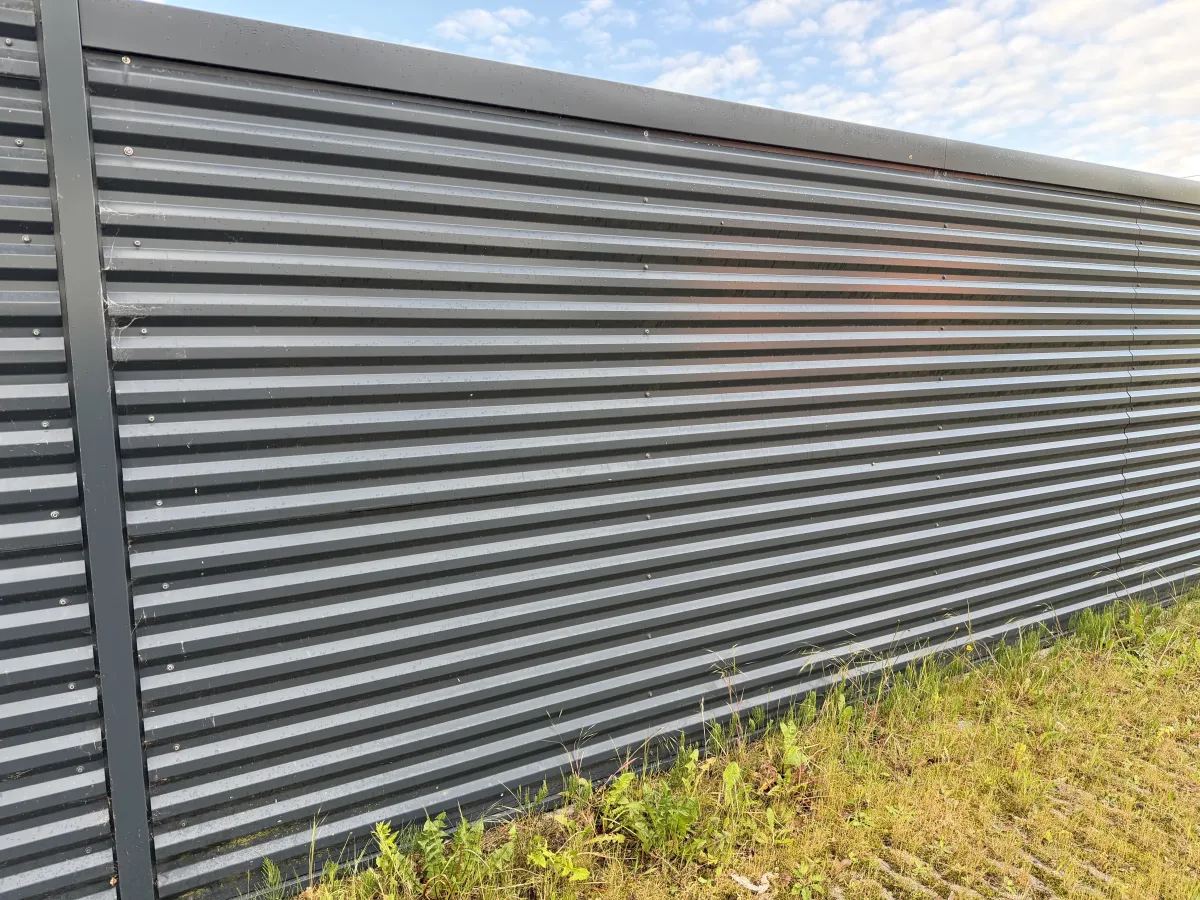 Double sliding gate with fences (Total 84 meters)