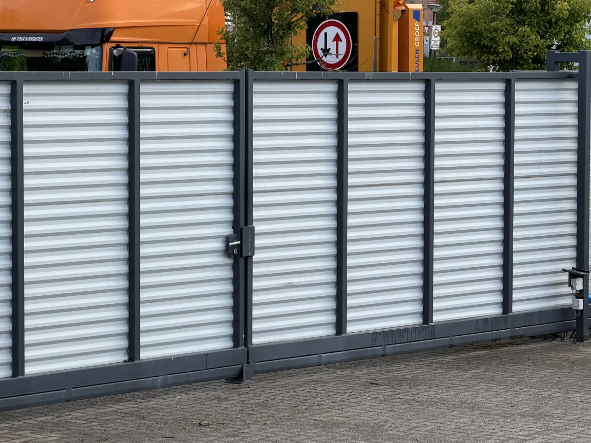 Double sliding gate with fences (Total 84 meters)