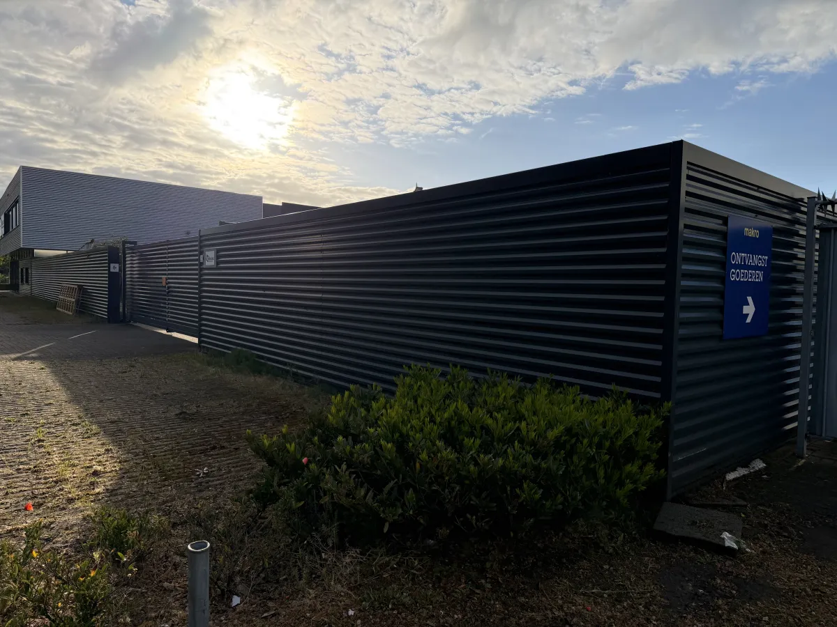 Double sliding gate with fences (Total 84 meters)
