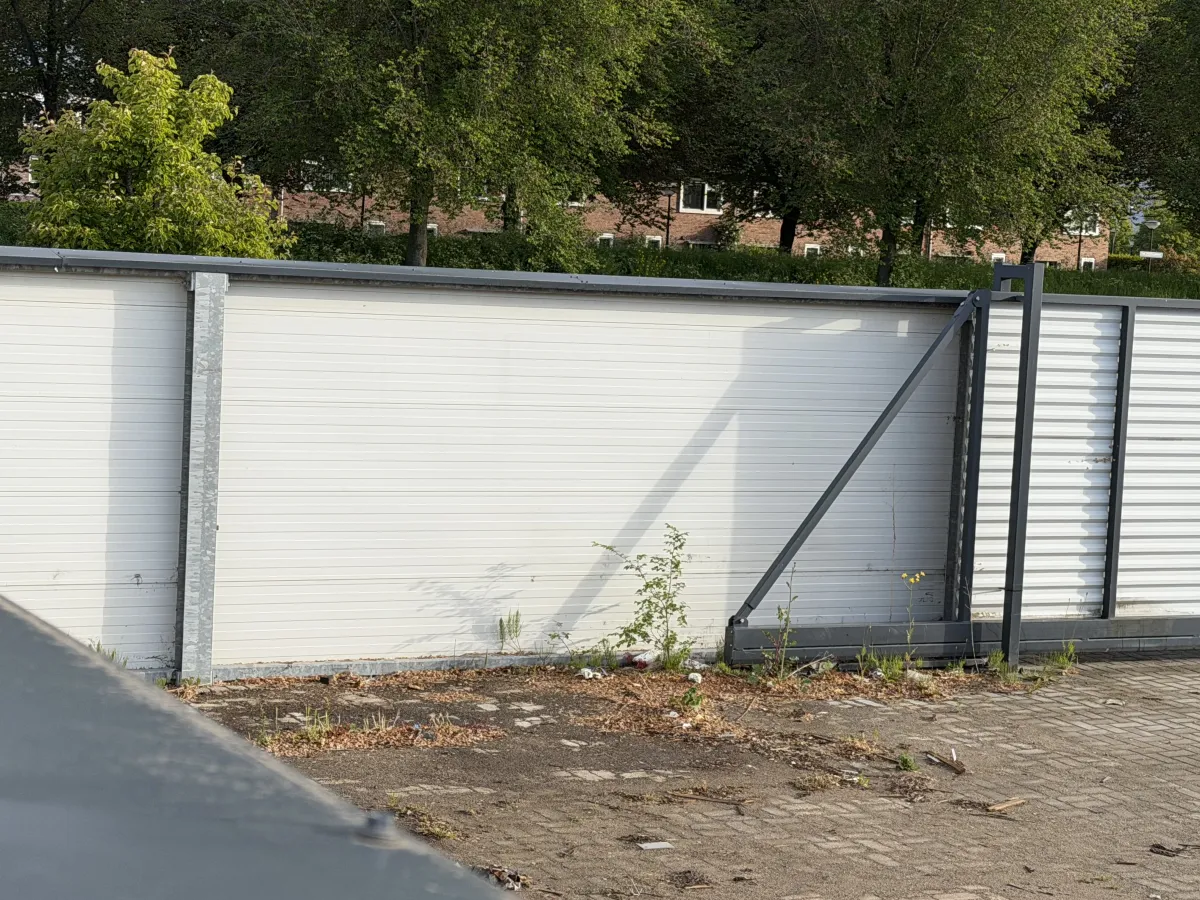 Double sliding gate with fences (Total 84 meters)