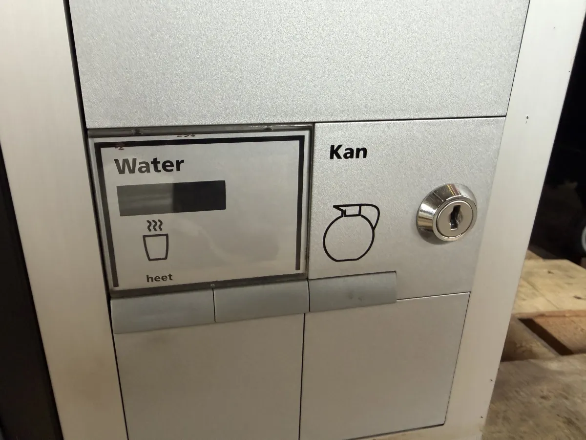 Douwe Egberts Coffee Vending Machine – Multi-Drink, Plumbed-In, Used