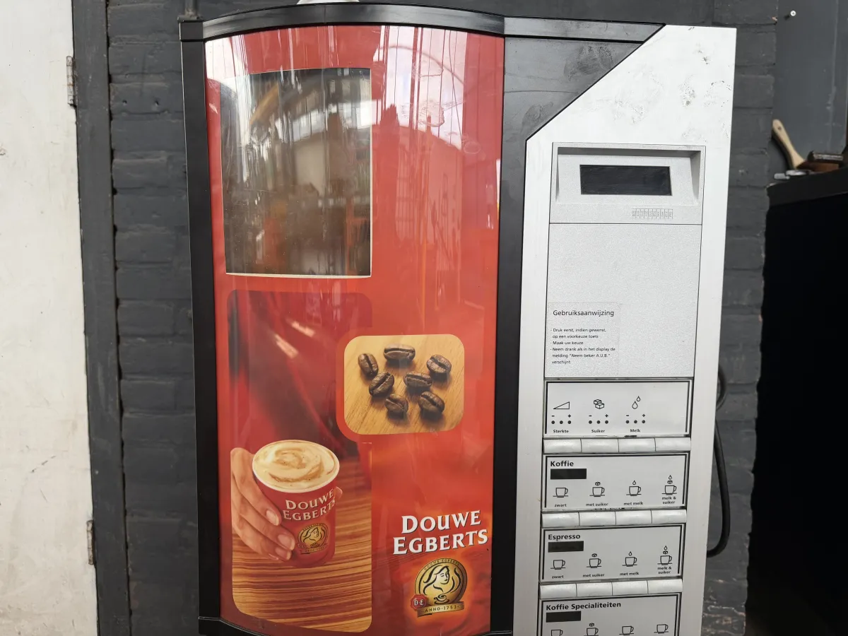 Douwe Egberts Coffee Vending Machine – Multi-Drink, Plumbed-In, Used