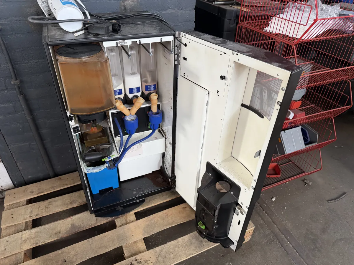 Douwe Egberts Coffee Vending Machine – Multi-Drink, Plumbed-In, Used
