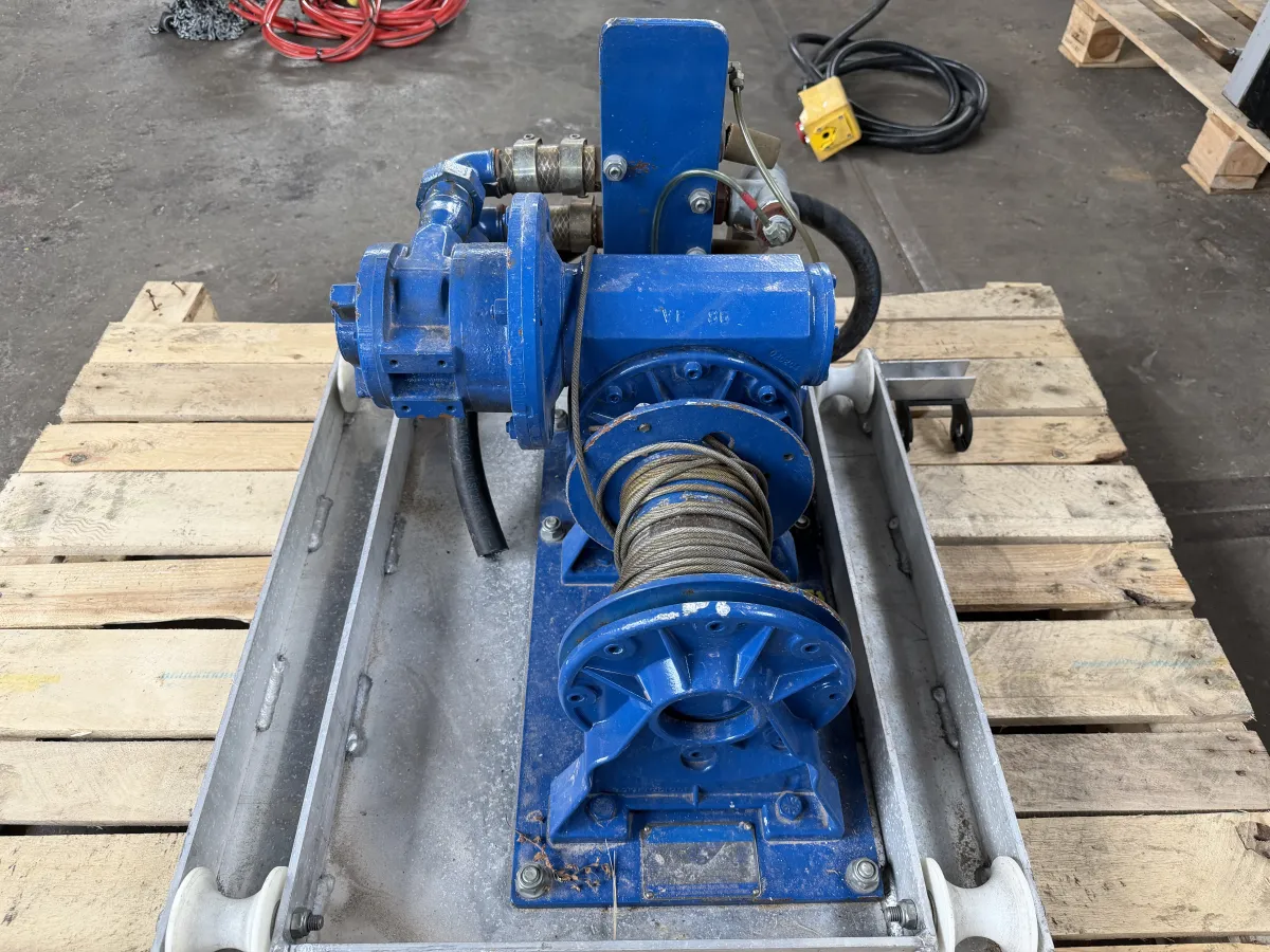Hydraulic Winch with Wire Rope Drum – Blue, Pallet-Mounted, Heavy Duty
