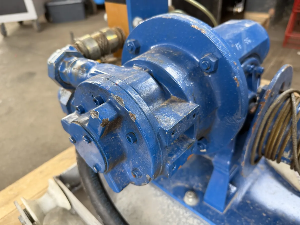 Hydraulic Winch with Wire Rope Drum – Blue, Pallet-Mounted, Heavy Duty