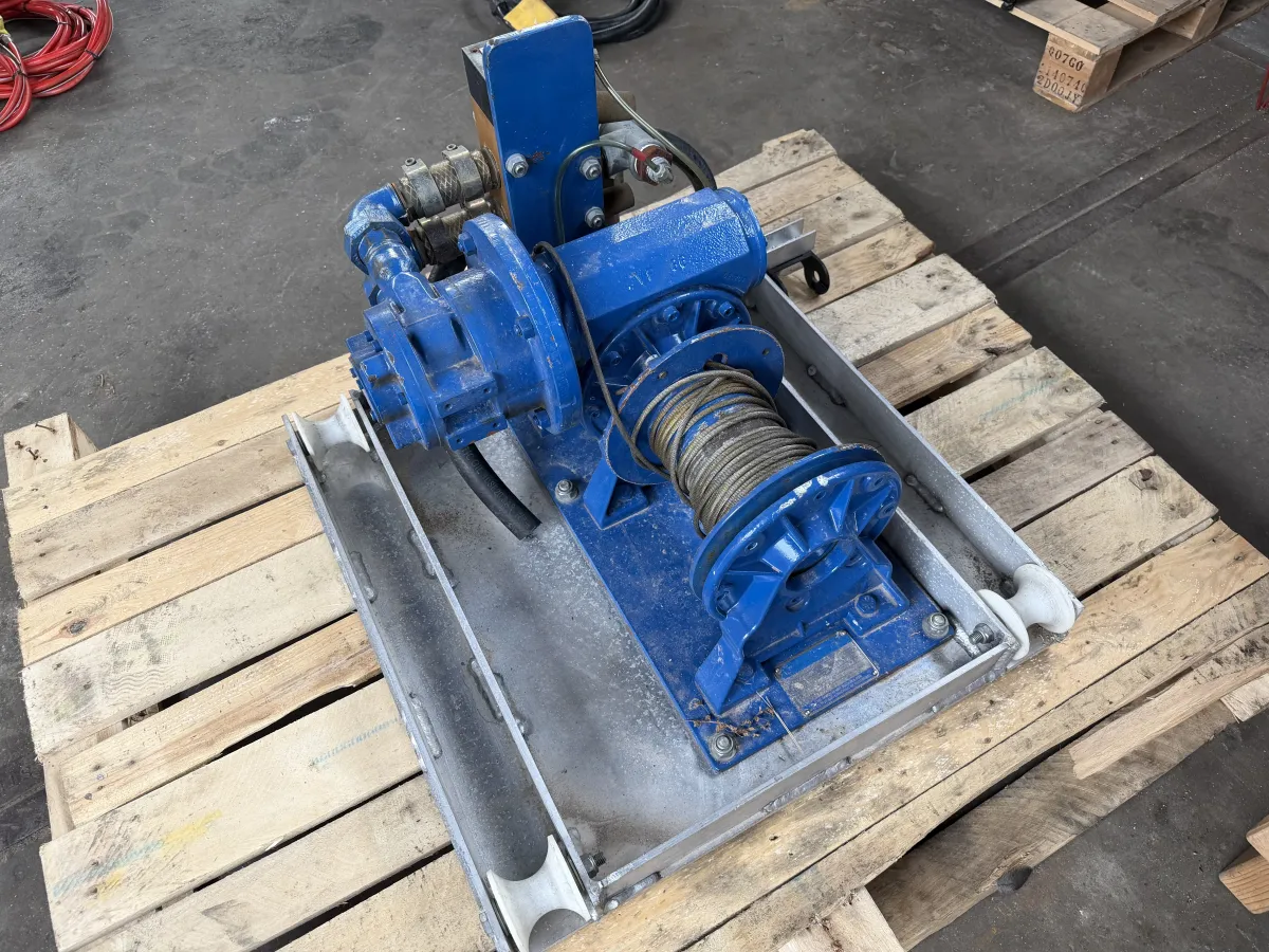 Hydraulic Winch with Wire Rope Drum – Blue, Pallet-Mounted, Heavy Duty