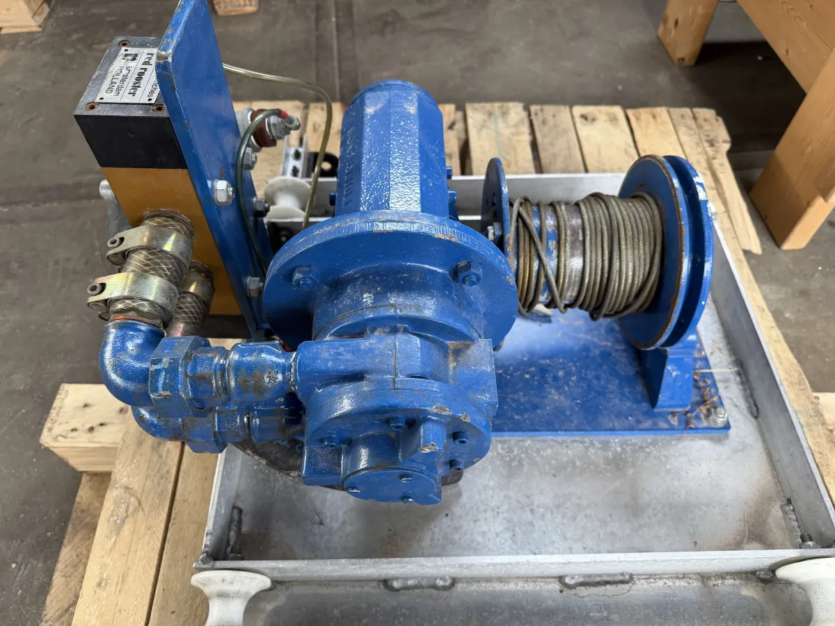 Hydraulic Winch with Wire Rope Drum – Blue, Pallet-Mounted, Heavy Duty