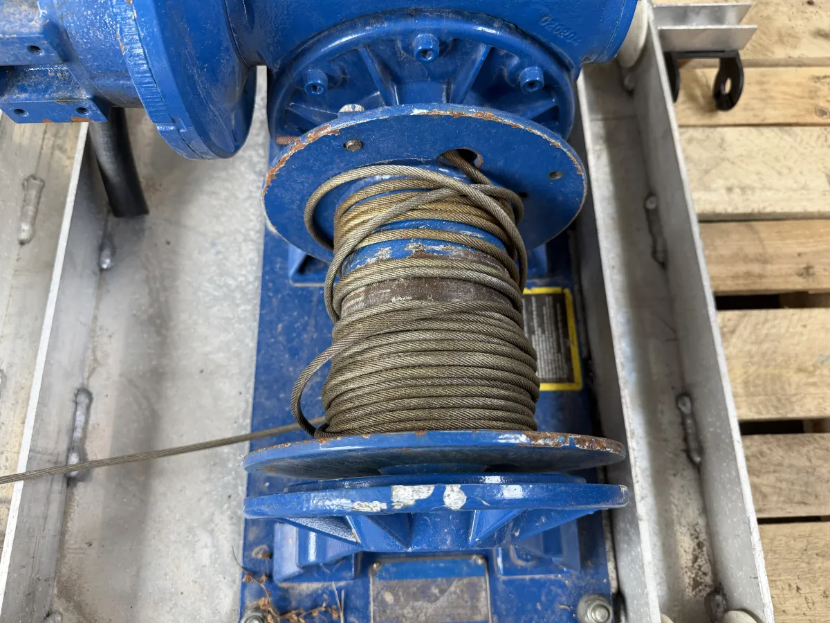Hydraulic Winch with Wire Rope Drum – Blue, Pallet-Mounted, Heavy Duty
