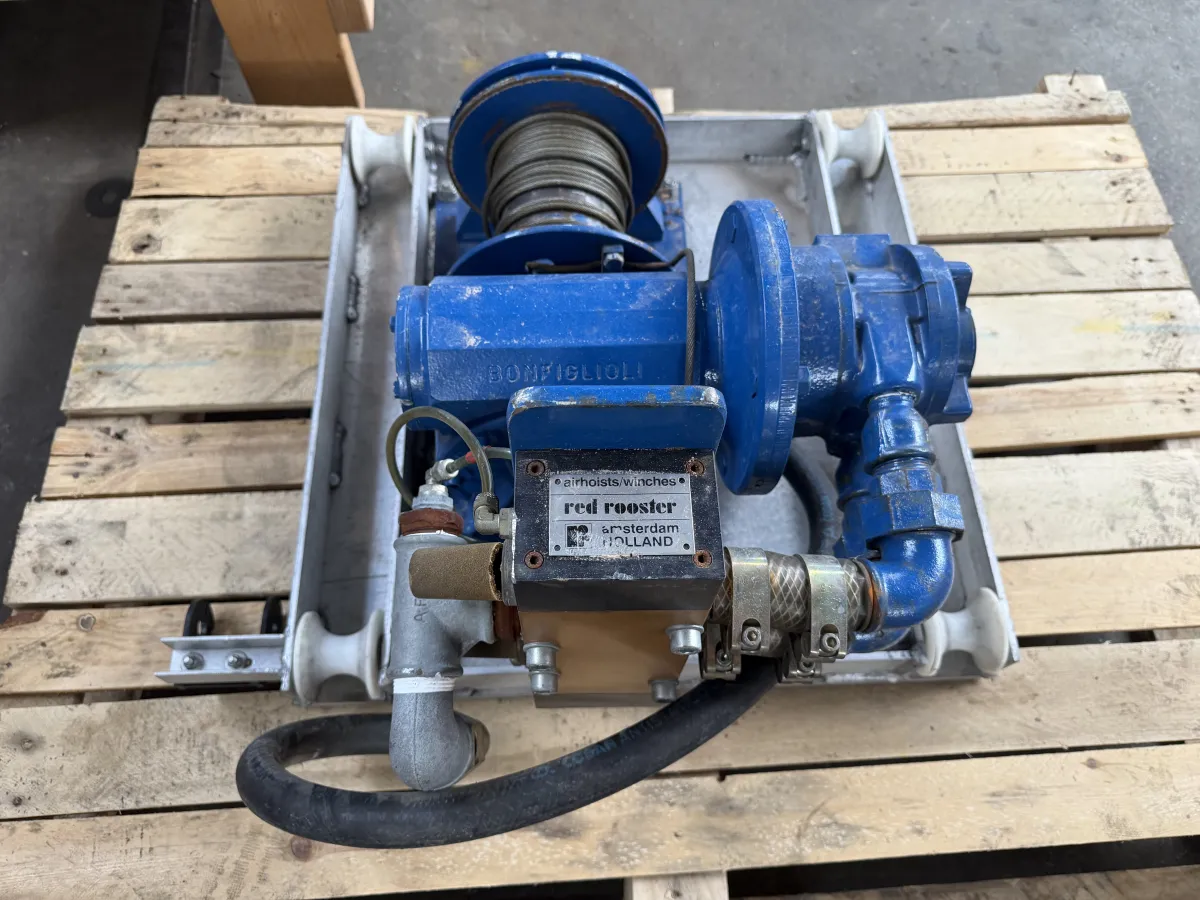 Hydraulic Winch with Wire Rope Drum – Blue, Pallet-Mounted, Heavy Duty