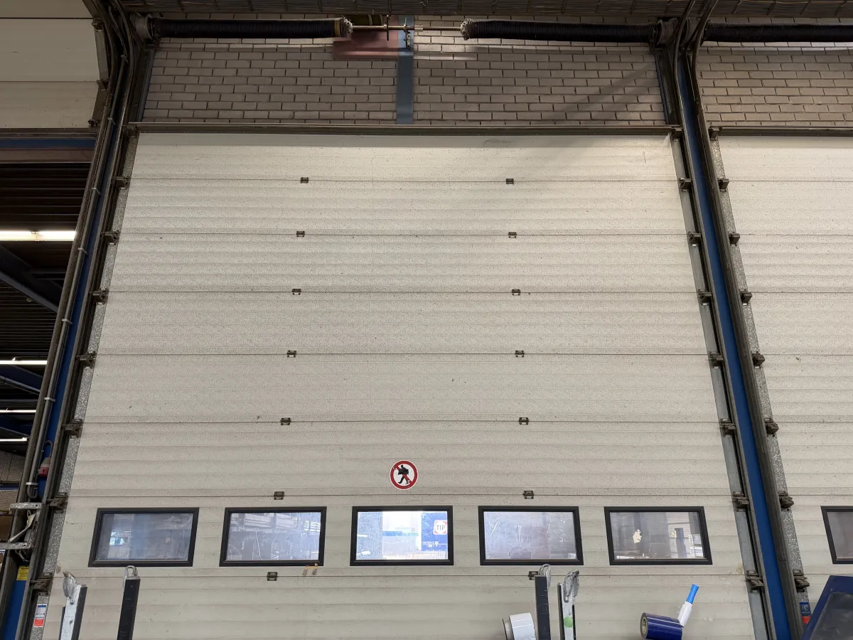 Industrial Sectional Overhead Door White, (4,64 mtr Wide x 5,03 mtr High)