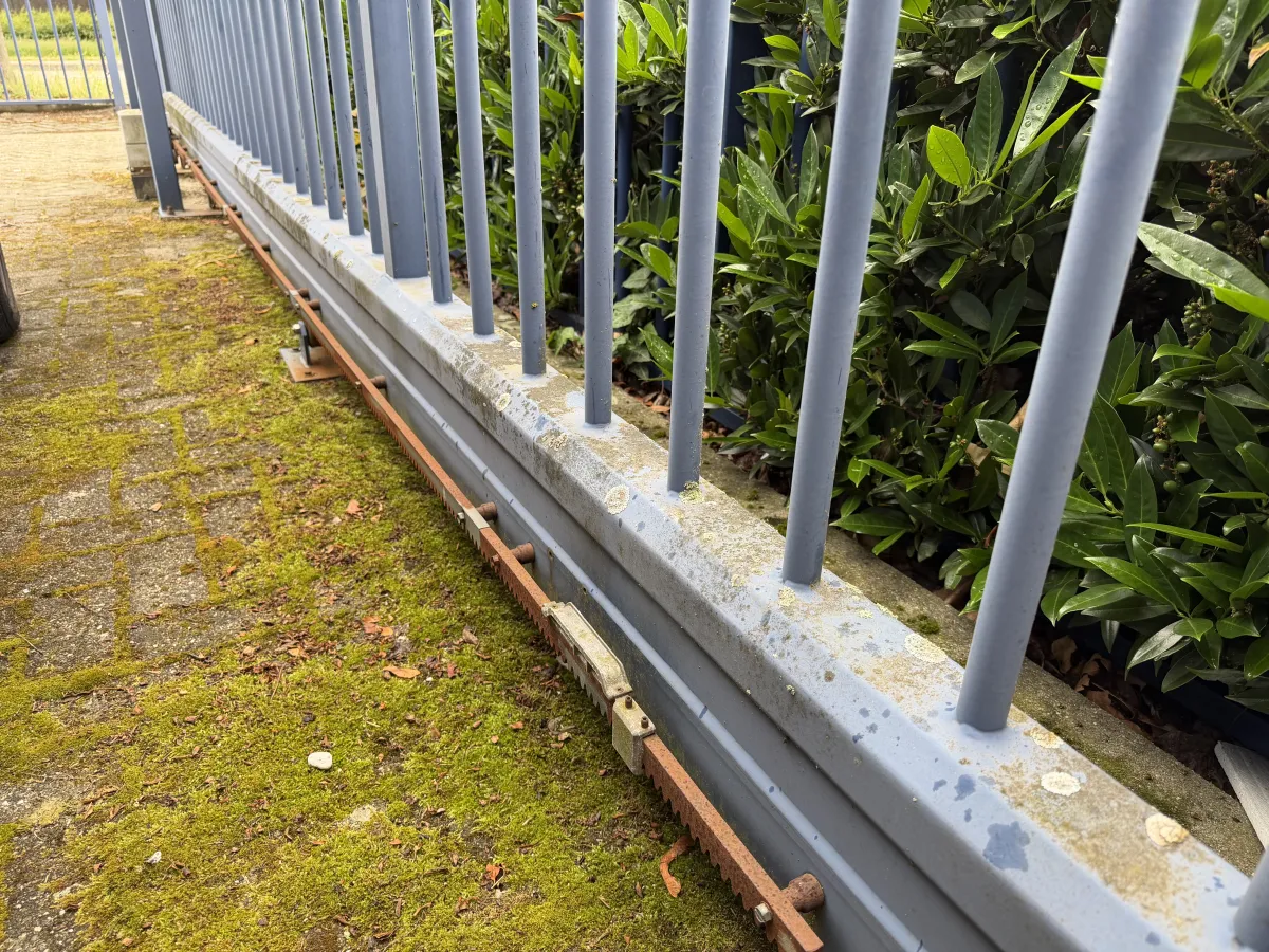 Heavy-Duty Blue Steel Sliding Security Gate with Motor Drive – 5,50 mtr wide