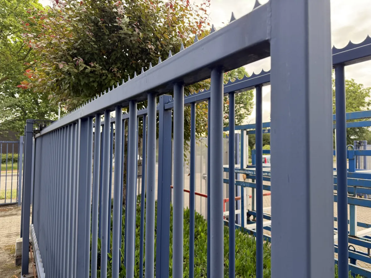 Heavy-Duty Blue Steel Sliding Security Gate with Motor Drive – 5,50 mtr wide