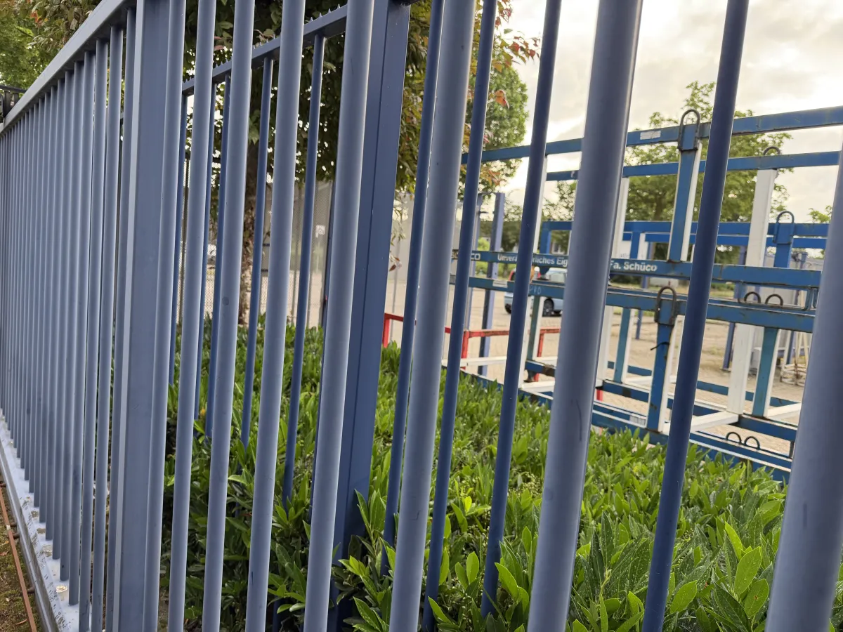 Heavy-Duty Blue Steel Sliding Security Gate with Motor Drive – 5,50 mtr wide