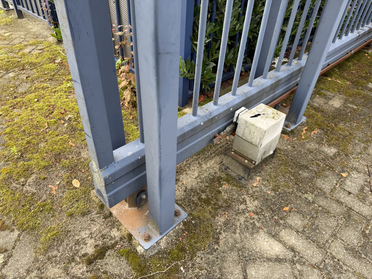 Heavy-Duty Blue Steel Sliding Security Gate with Motor Drive – 5,50 mtr wide