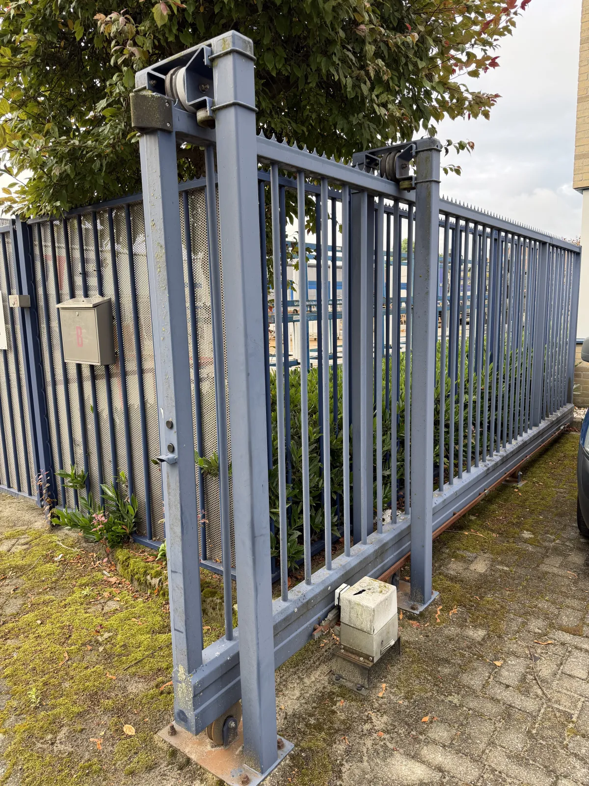 Heavy-Duty Blue Steel Sliding Security Gate with Motor Drive – 5,50 mtr wide