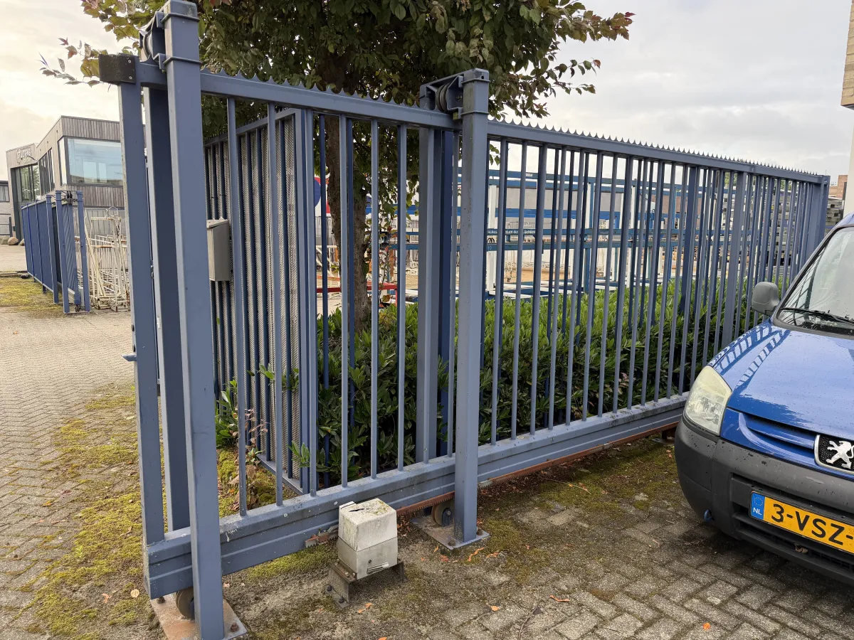 Heavy-Duty Blue Steel Sliding Security Gate with Motor Drive – 5,50 mtr wide
