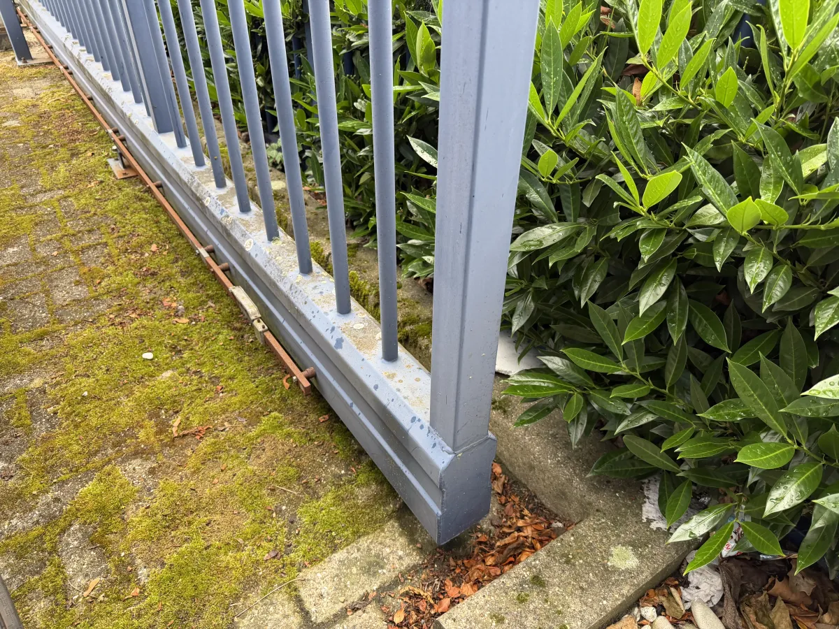 Heavy-Duty Blue Steel Sliding Security Gate with Motor Drive – 5,50 mtr wide