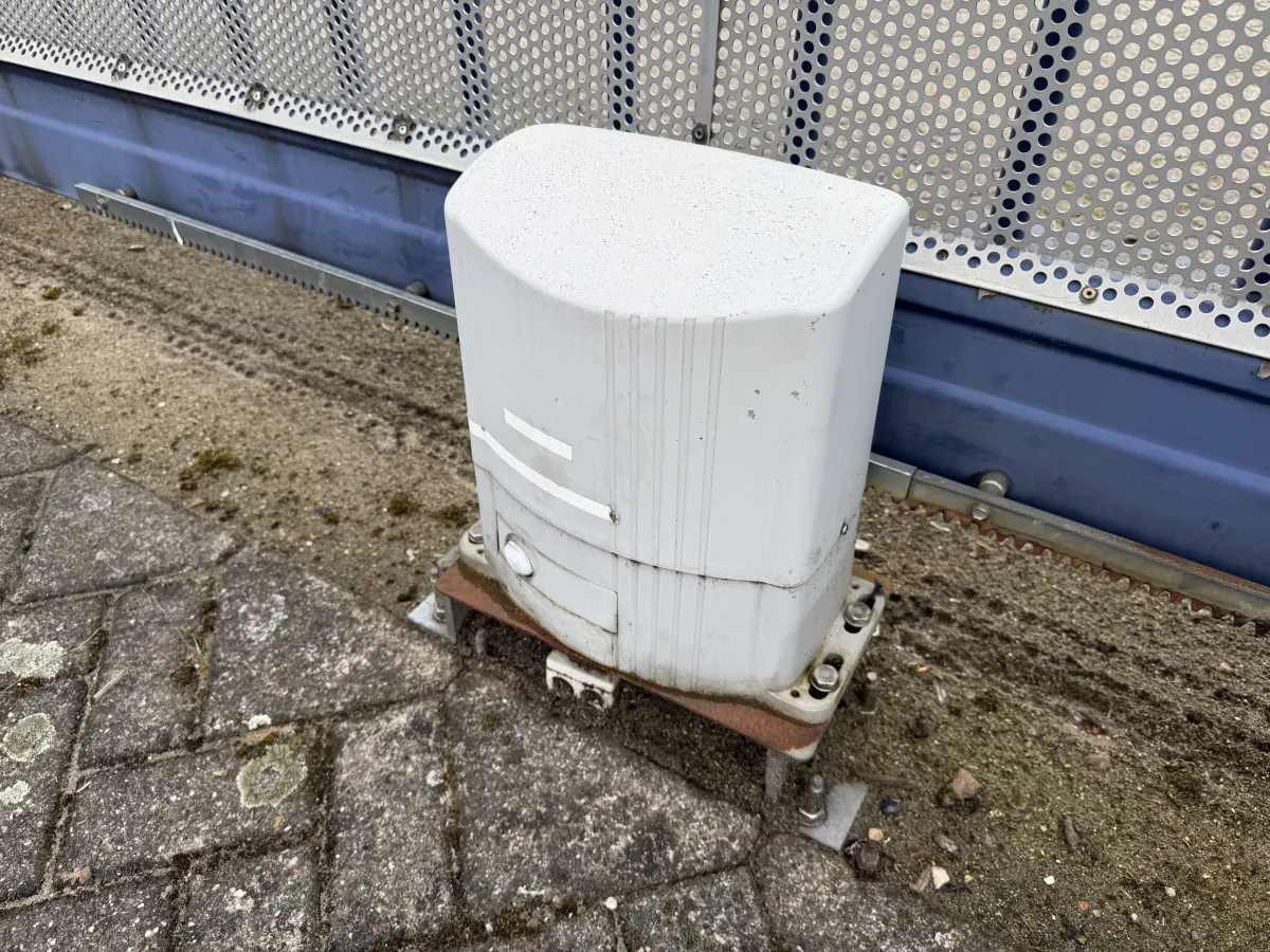 Heavy-Duty Blue Steel Sliding Gate with Anti-Climb Spikes – Approx. 8m Wide