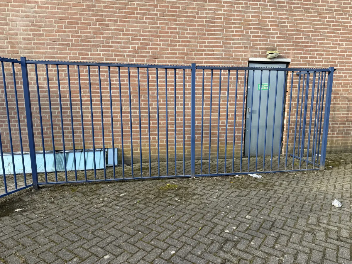 Steel Blue Coated Fence 128,00 mtr. Included 4 gates