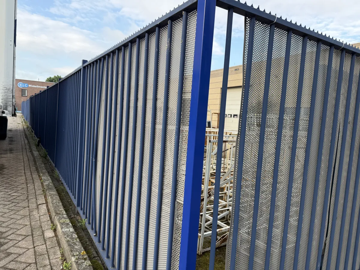Steel Blue Coated Fence 128,00 mtr. Included 4 gates