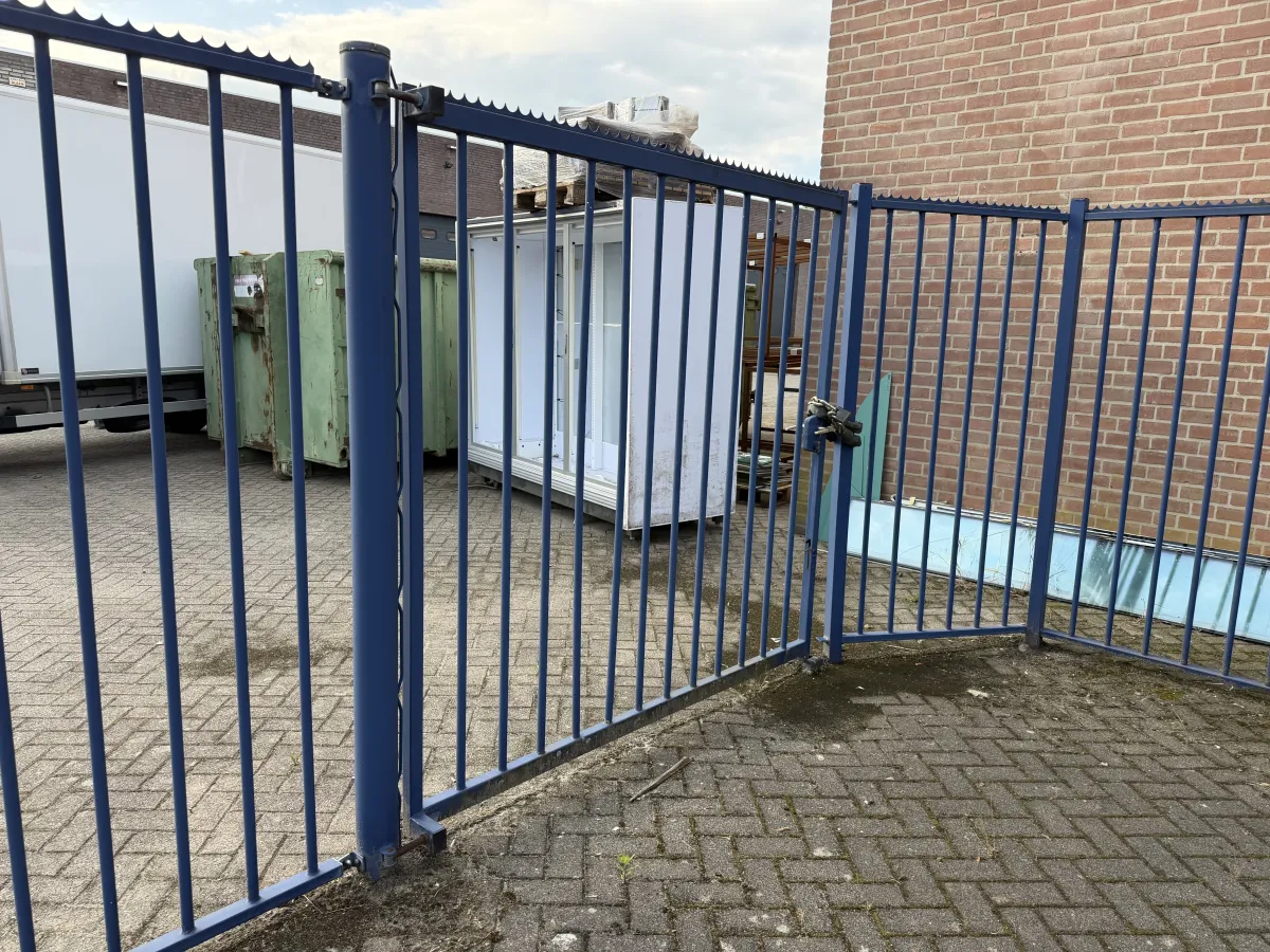 Steel Blue Coated Fence 128,00 mtr. Included 4 gates