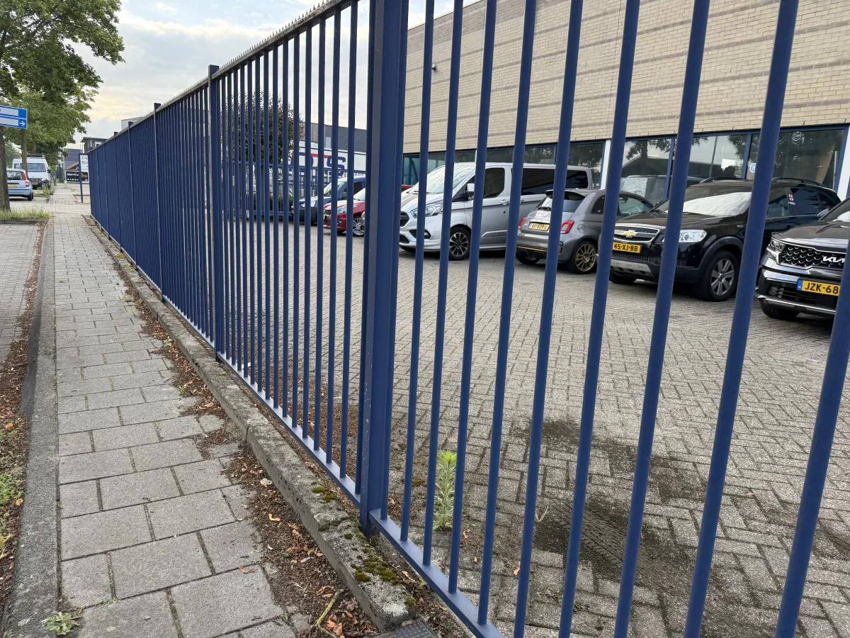 Steel Blue Coated Fence 128,00 mtr. Included 4 gates