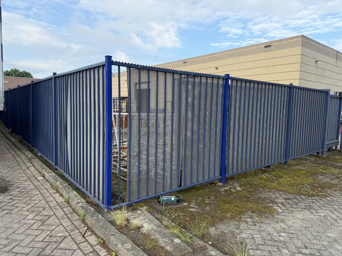 Steel Blue Coated Fence 128,00 mtr. Included 4 gates