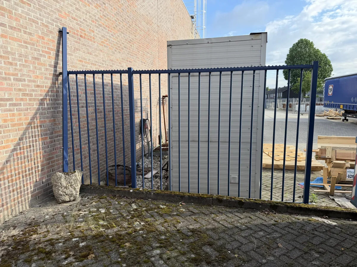 Steel Blue Coated Fence 128,00 mtr. Included 4 gates