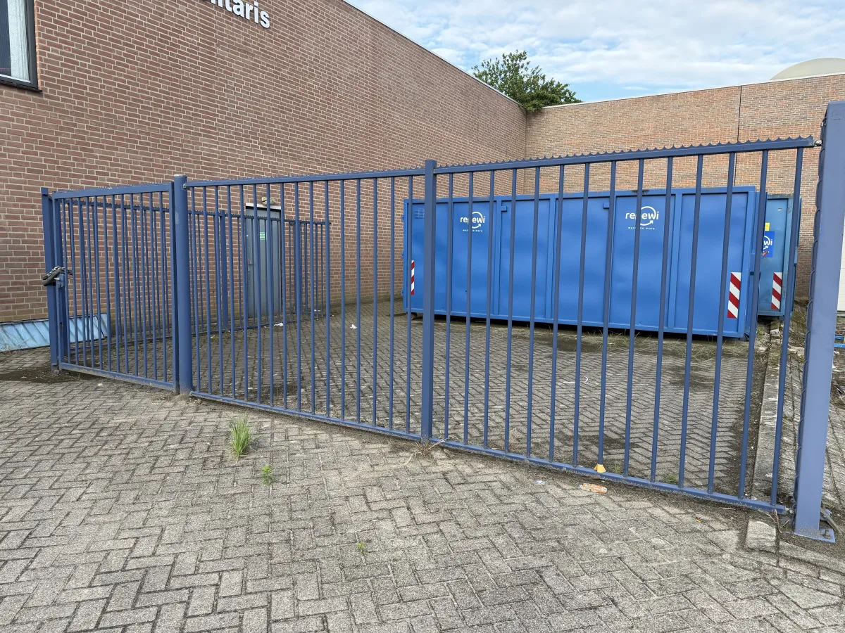 Steel Blue Coated Fence 128,00 mtr. Included 4 gates