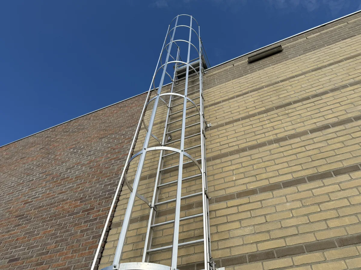 Aluminium Roof Access Ladder with Safety Cage & Roof Parapet Gate – Complete Unit (7,50 mtr)