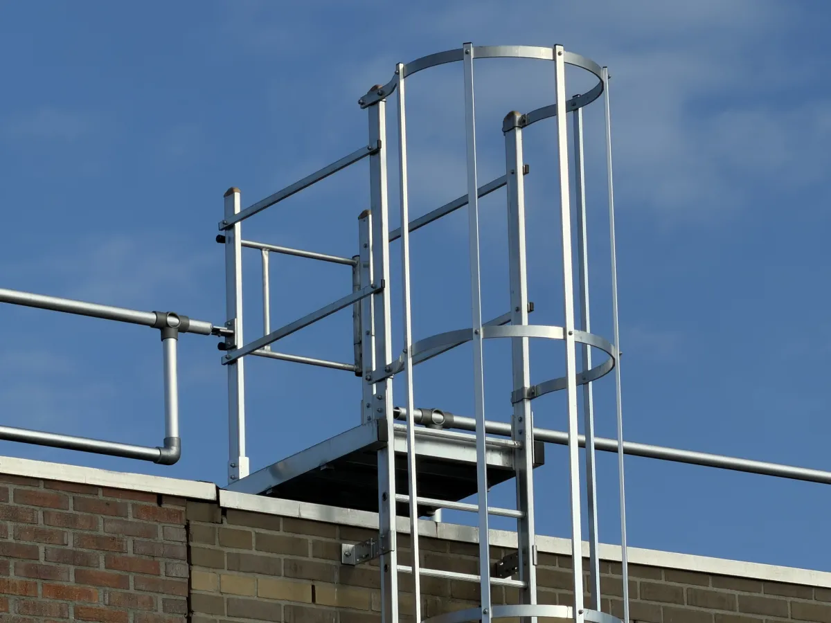 Aluminium Roof Access Ladder with Safety Cage & Roof Parapet Gate – Complete Unit (7,50 mtr)