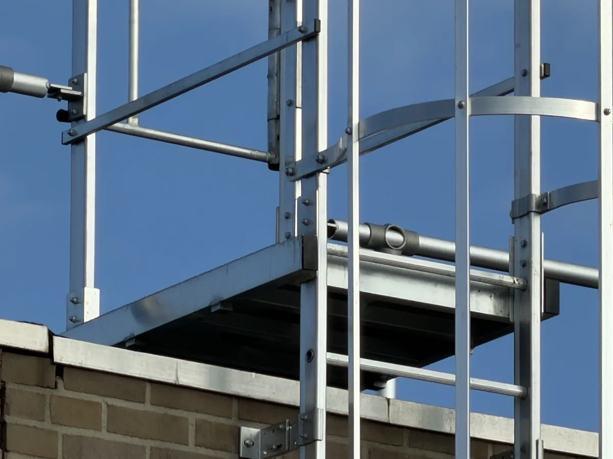 Aluminium Roof Access Ladder with Safety Cage & Roof Parapet Gate – Complete Unit (7,50 mtr)