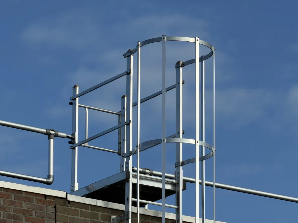 Aluminium Roof Access Ladder with Safety Cage & Roof Parapet Gate – Complete Unit (7,50 mtr)