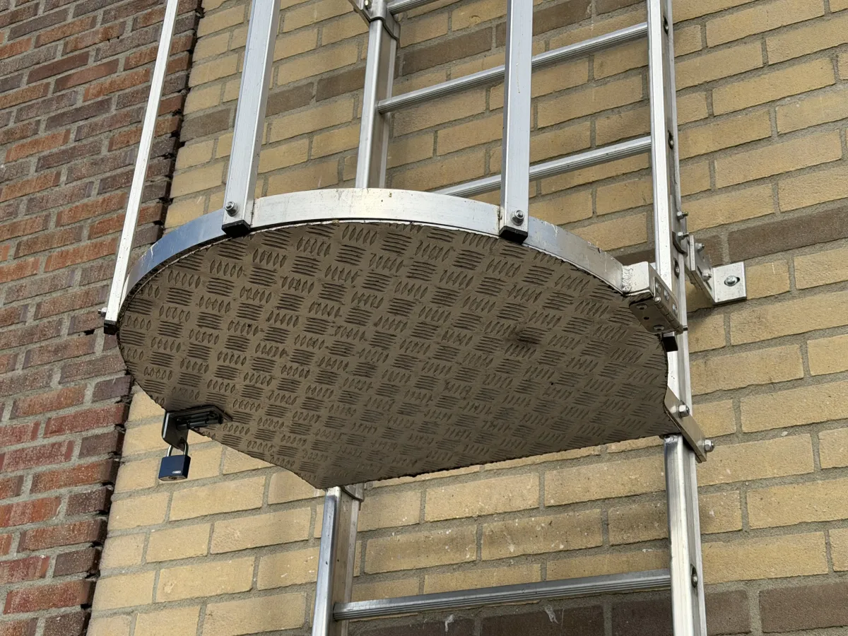 Aluminium Roof Access Ladder with Safety Cage & Roof Parapet Gate – Complete Unit (7,50 mtr)