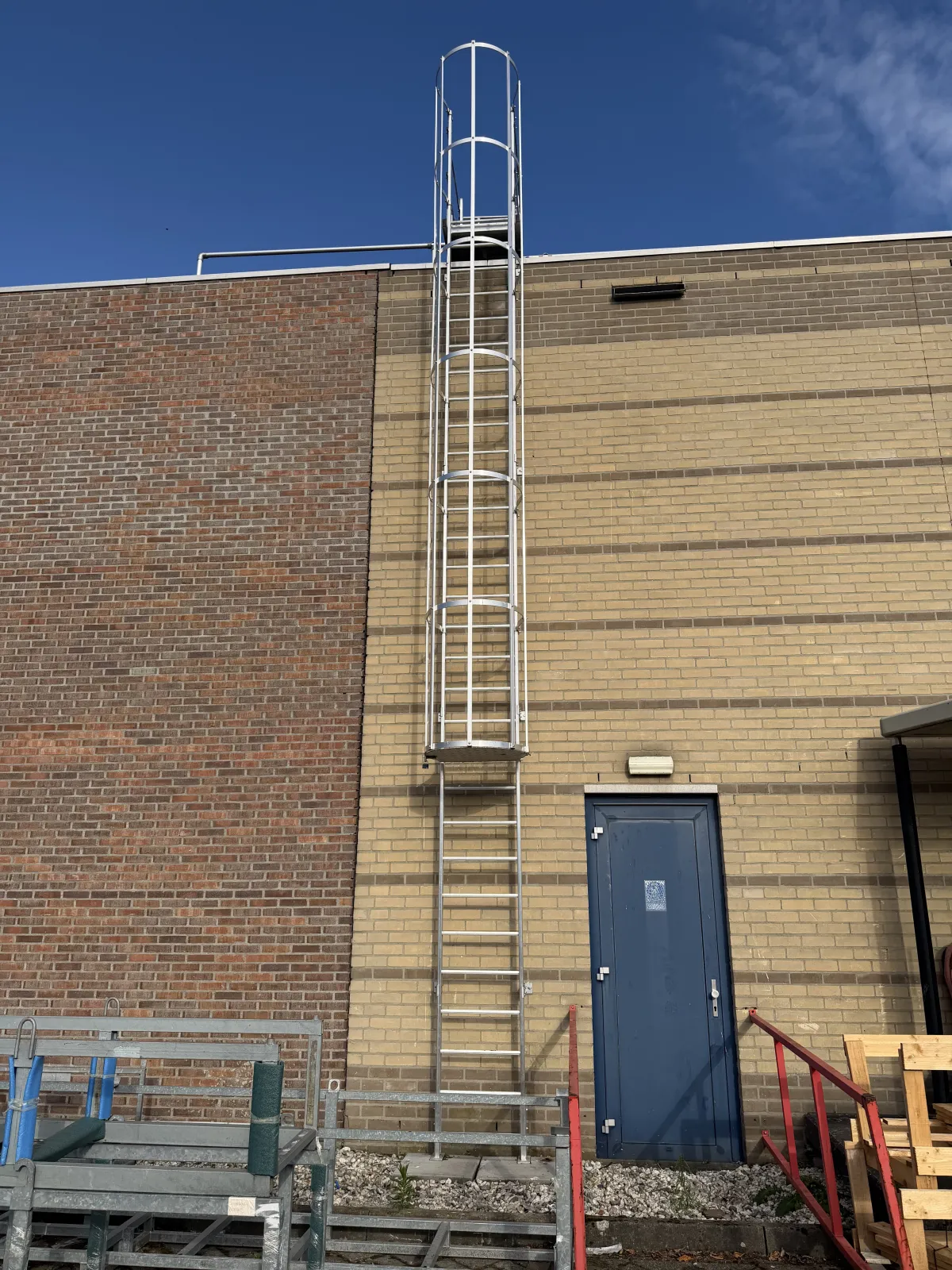 Aluminium Roof Access Ladder with Safety Cage & Roof Parapet Gate – Complete Unit (7,50 mtr)