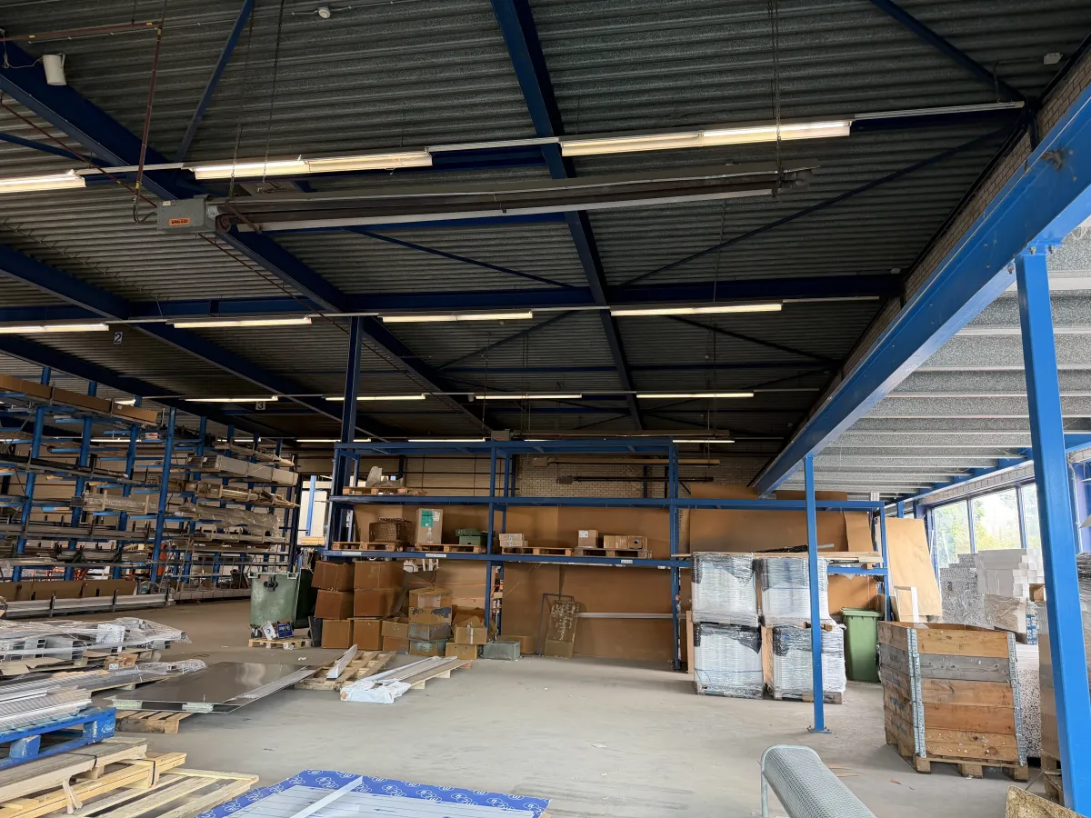 Steelconstruction of steel from 32,85 x 35,50 mtr. (1.166 m2)