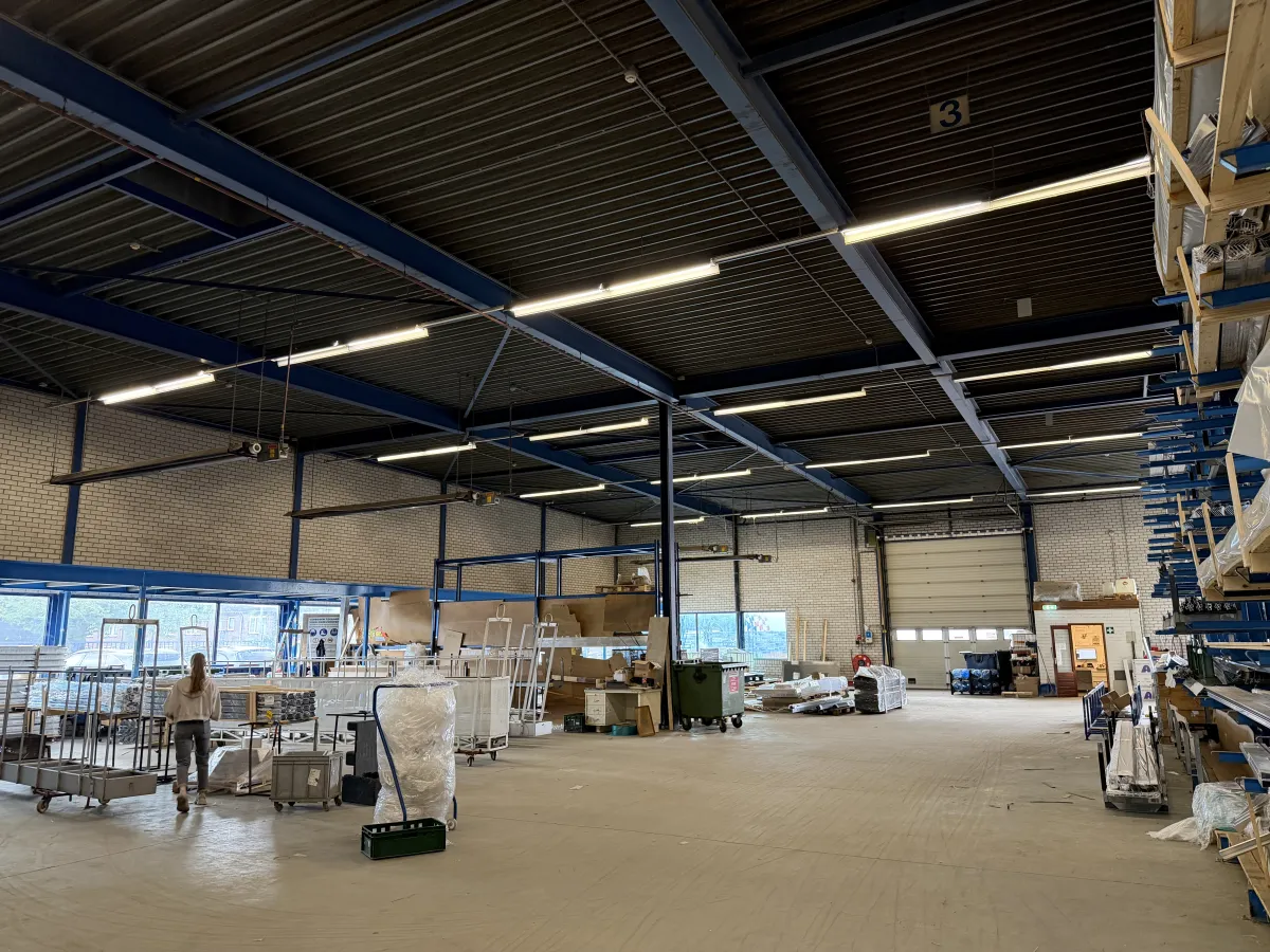 Steelconstruction of steel from 32,85 x 35,50 mtr. (1.166 m2)